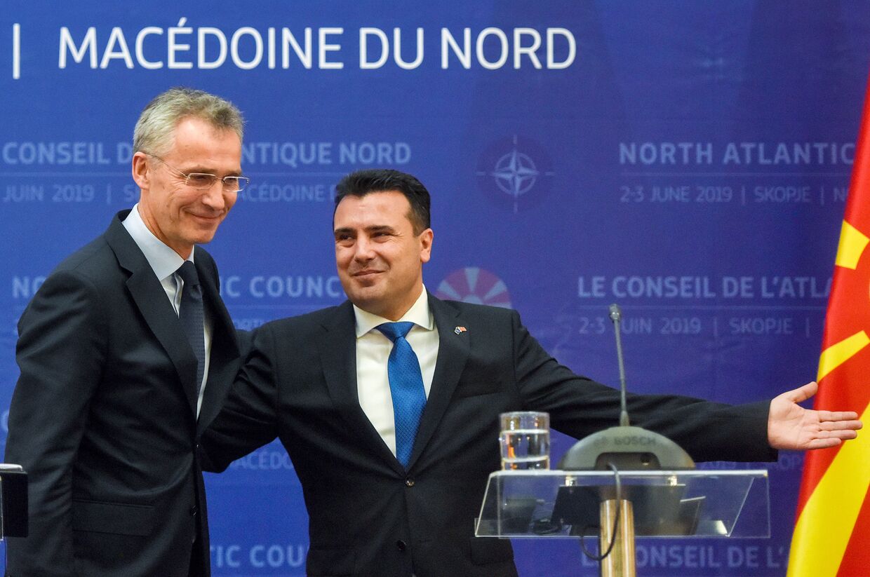 Генсек НАТО Йенс Столтенберг и премьер-министр Северной Македонии Зоран Заев