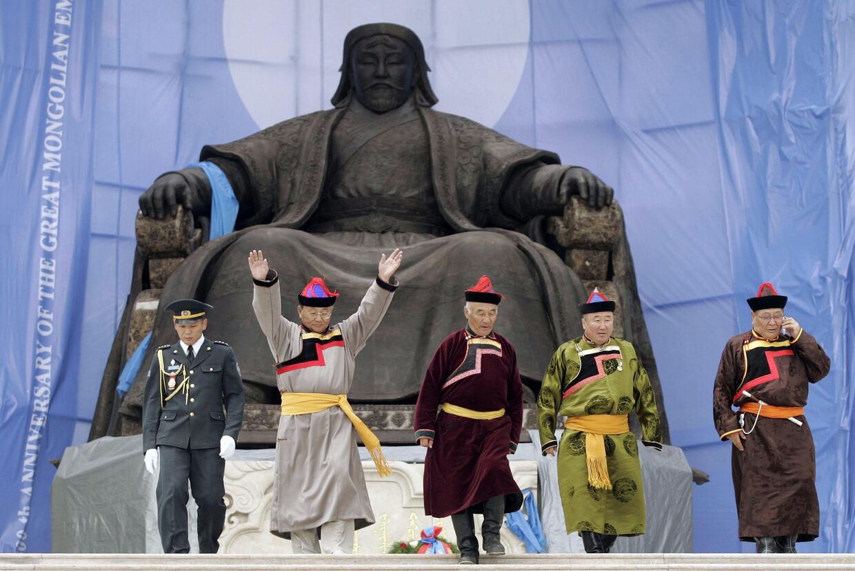 Монголы в национальных костюмах у памятника Чингисхану