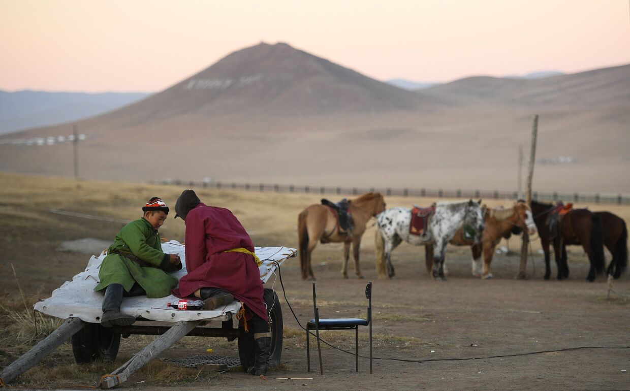 Монголы пасут коней недалеко от Улан-Батора