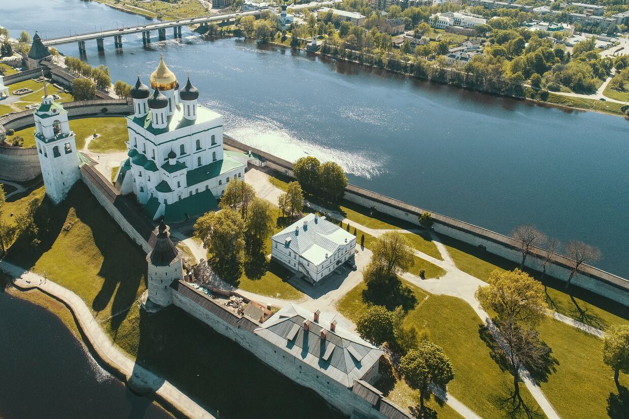 Псковский Кремль и Свято-Троицкий кафедральный собор в Пскове
