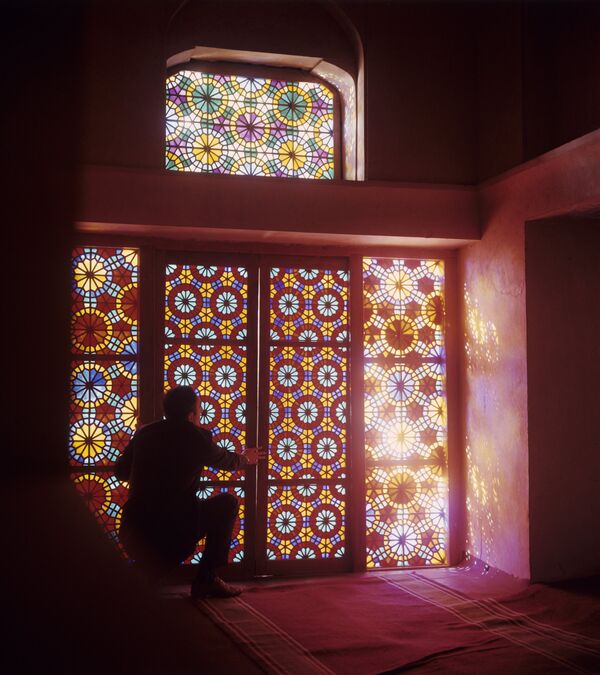 Оконные витражи, украшенные узором «шебеке», во дворце ханов в Шеки, Азербайджан