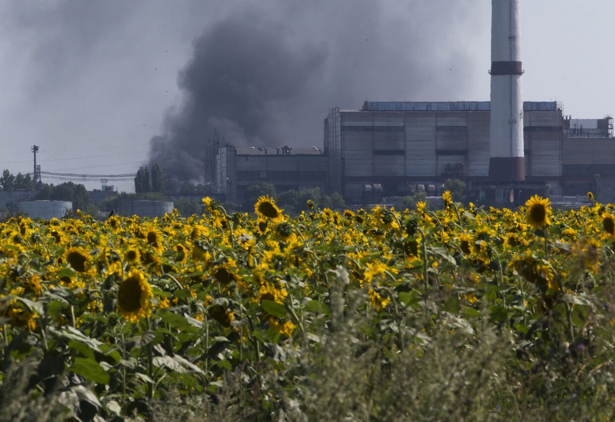 Нефтеперерабатывающий завод недалеко от Лисичанска, Луганская область, Украина