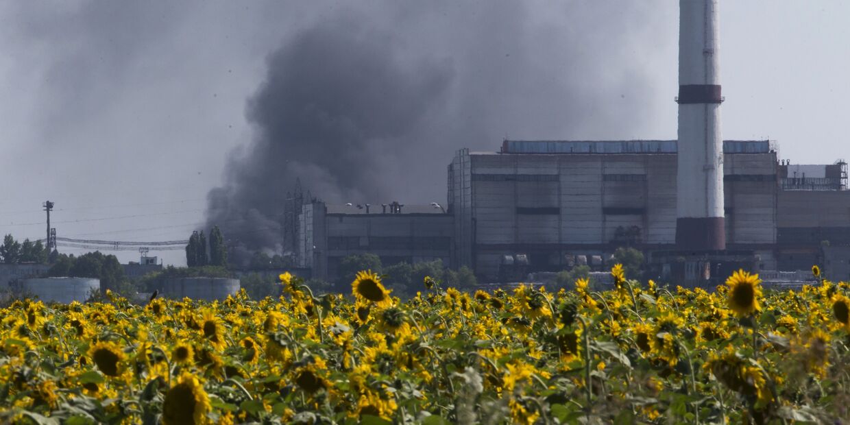 Нефтеперерабатывающий завод недалеко от Лисичанска, Луганская область, Украина
