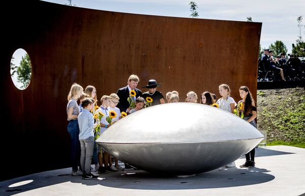 Король Нидерландов Виллем-Александер и королева Максима на церемонии открытия монумента в память о жертвах катастрофы MH17, Нидерланды Король Нидерландов Виллем-Александер и королева Максима на церемонии открытия монумента в память о жертвах катастрофы MH17, Нидерланды