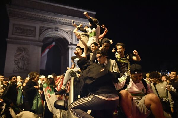 Болельщики сборной Алжира устроили беспорядки в центре Парижа