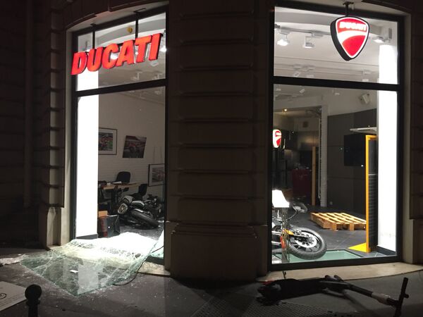 Алжирские болельщики разгромили магазин Ducati в центре Парижа