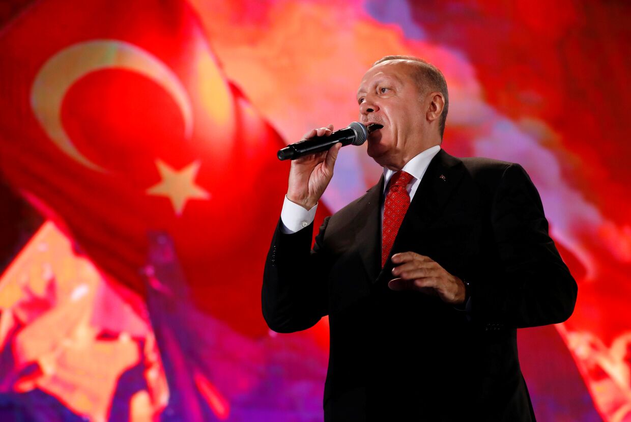 Прензидент Турции Реджеп Тайип Эрдоган на фоне турецких флагов