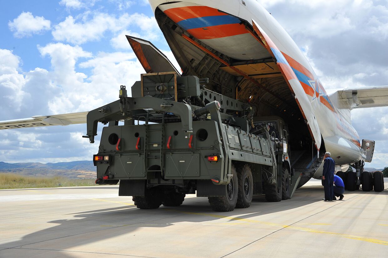 Первые поставки С-400, военный аэропорт неподалеку от Анкары, Турция