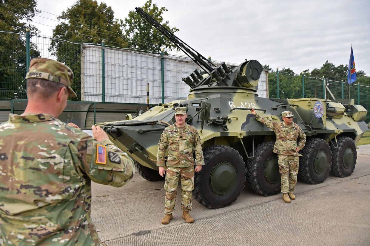 Американские солдаты фотографируются у украинского БТР-3