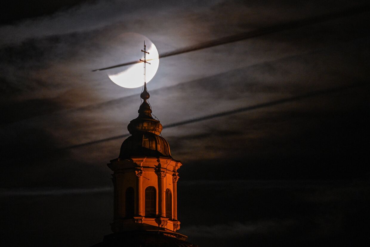 16 июля 2019. Лунное затмение и церковь в Вайнгартене, Германия