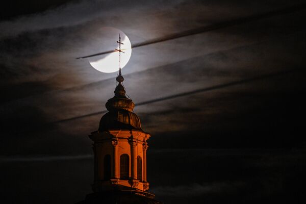 16 июля 2019. Лунное затмение и церковь в Вайнгартене, Германия