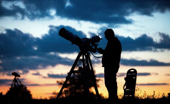16 июля 2019. Люди настраивают телескопы, чтобы наблюдать частичное лунное затмение, Вена, Австрия