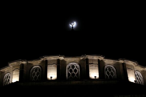 16 июля 2019. Частичное лунное затмение и мечеть в Евпатории, Крым, Россия