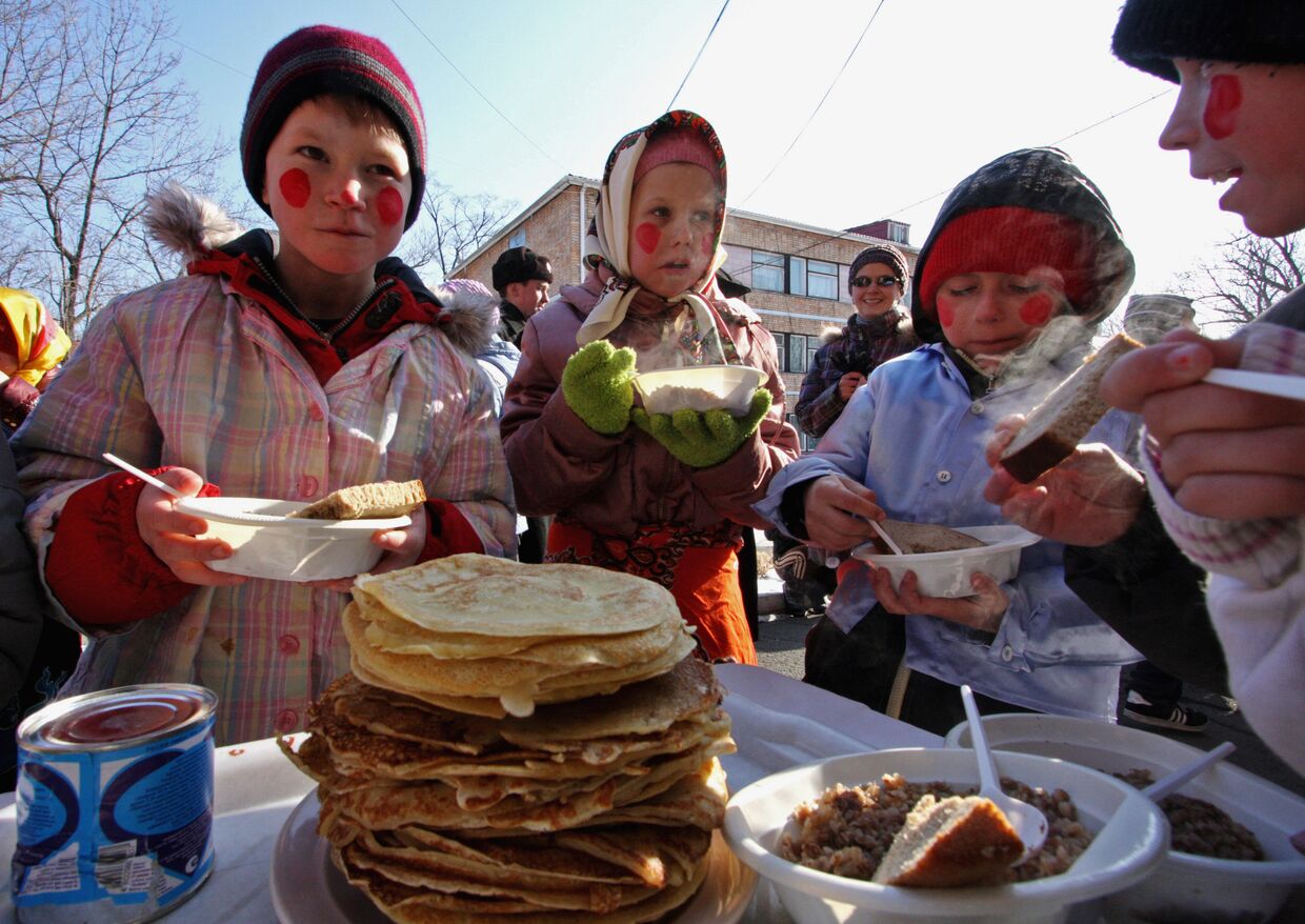 Празднование Масленицы в центре Парус надежды во Владивостоке