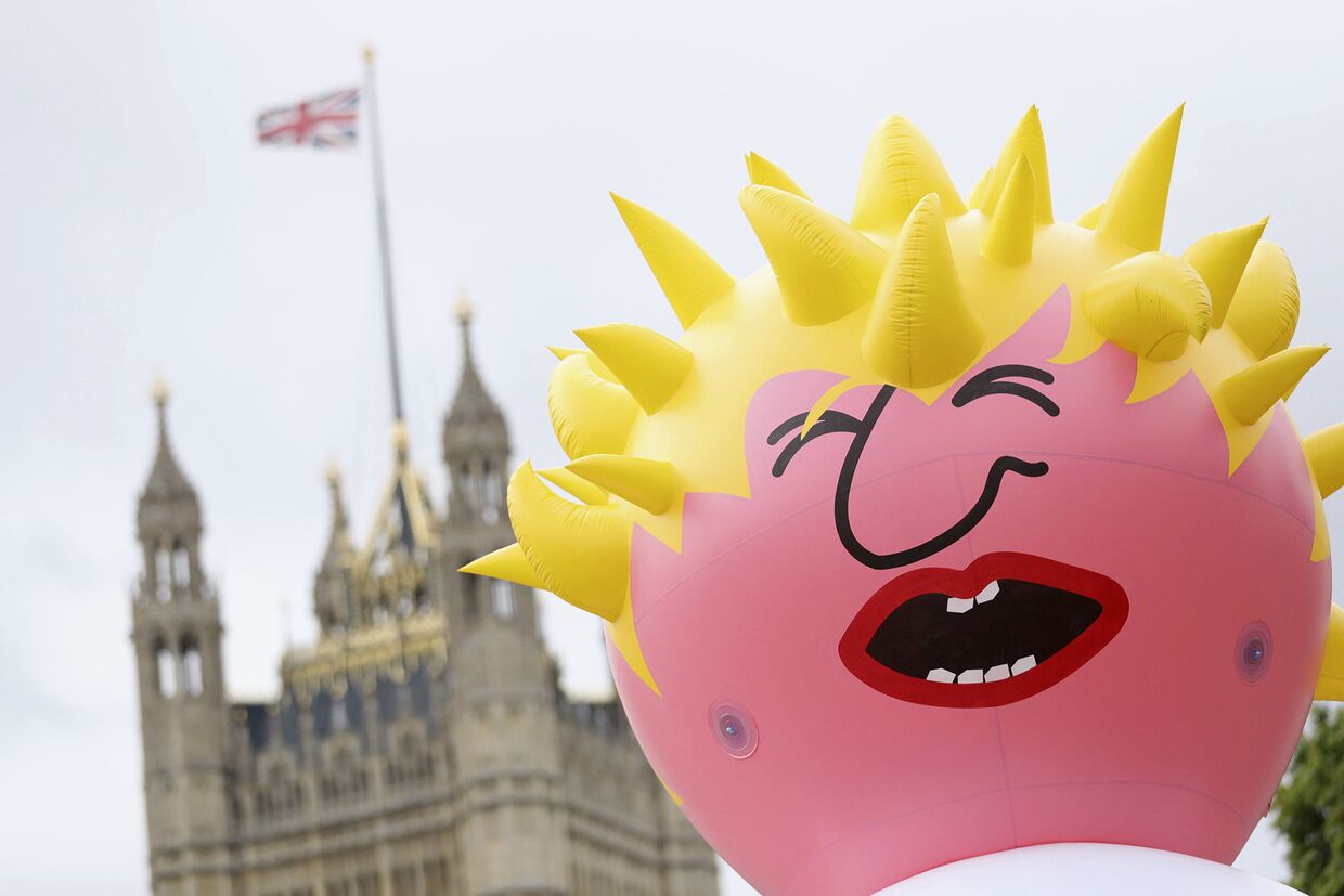 Воздушный шар с изображением Бориса Джонсона на Парламентской площади в Лондоне