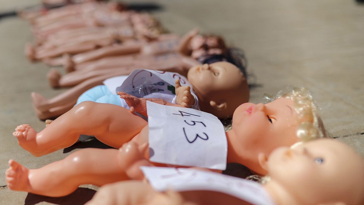 Куклы во время акции протеста против подпольных абортов перед парламентом Рабата в Марокко