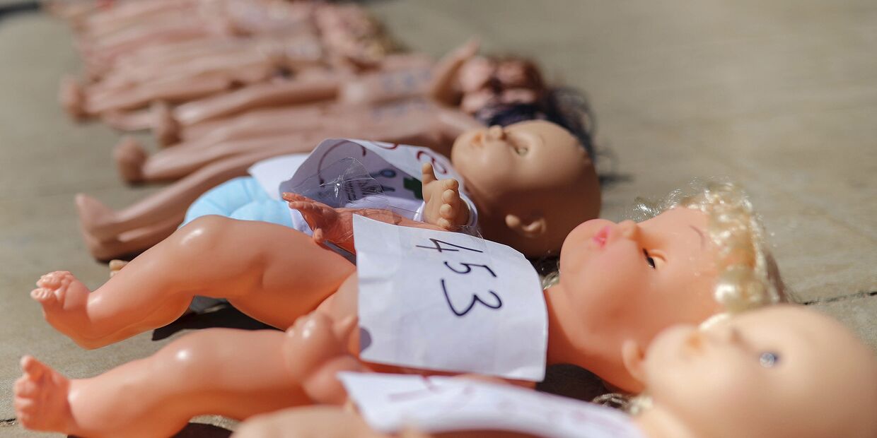 Куклы во время акции протеста против подпольных абортов перед парламентом Рабата в Марокко