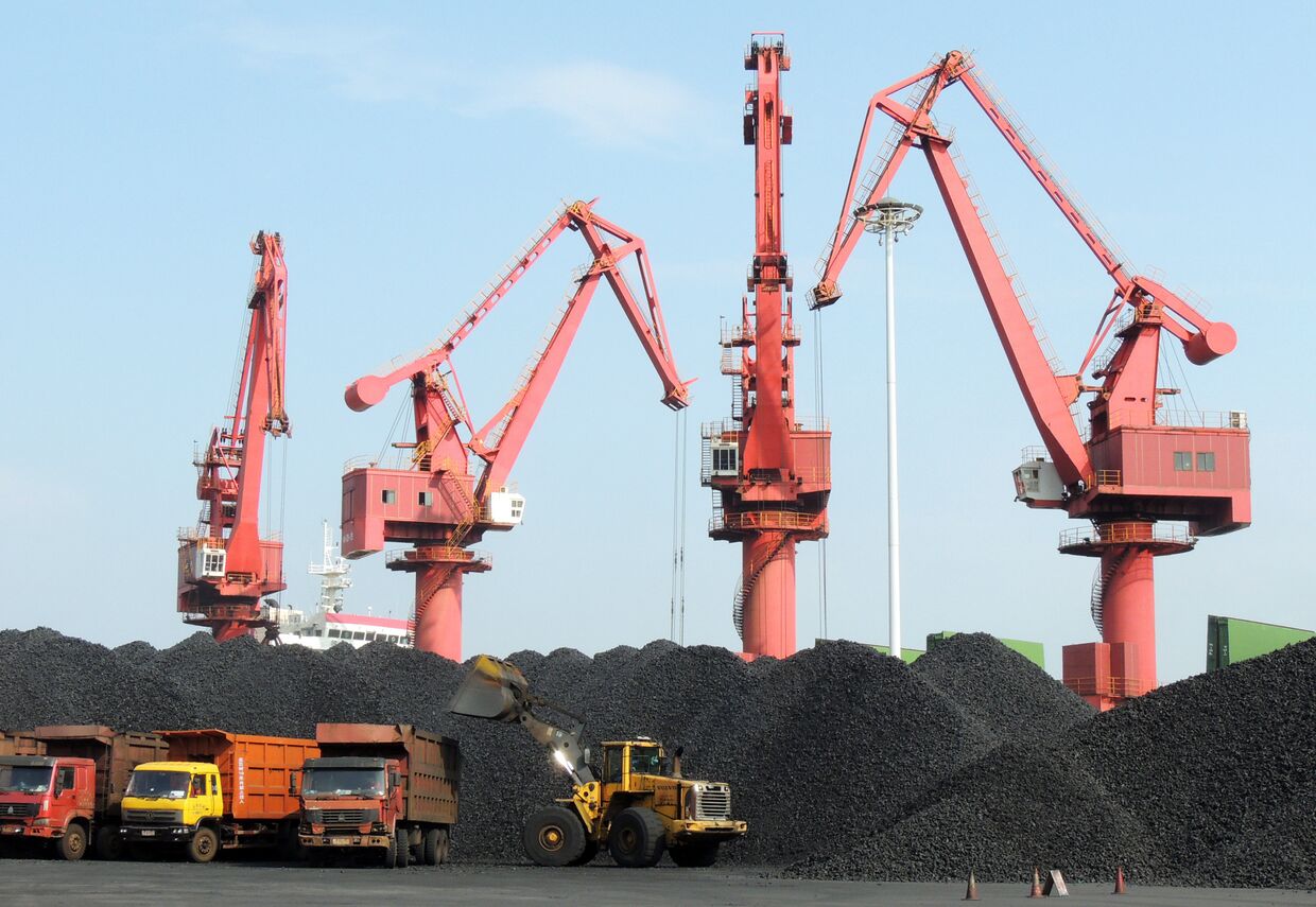 Погрузка угля в угольном порту в Ляньюньгане