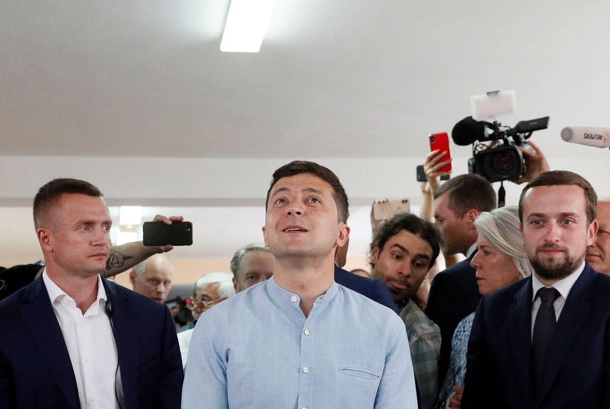 Президент Украины Владимир Зеленский на избирательном участке во время парламентских выборов в Киеве