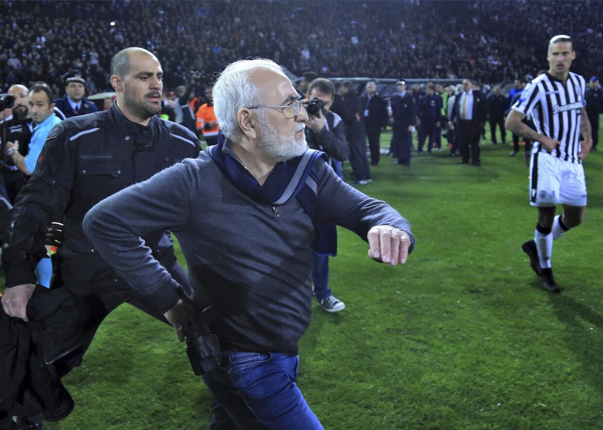 Владелец клуба PAOK бизнесмен Иван Саввидис во время футбольного матча греческой лиги в Афинах