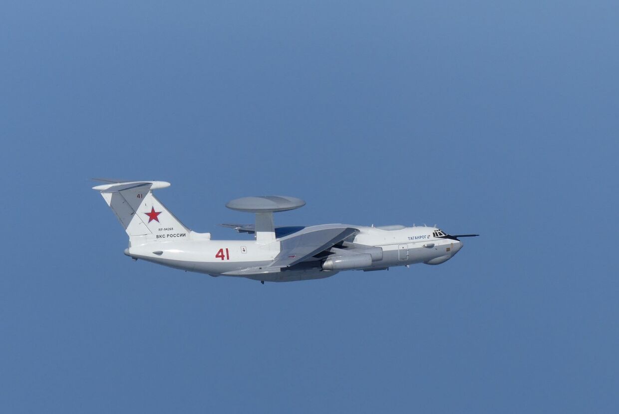 Российский самолет А-50 пролетает вблизи спорных островов Такэсима в Японии и Докдо в Южной Корее