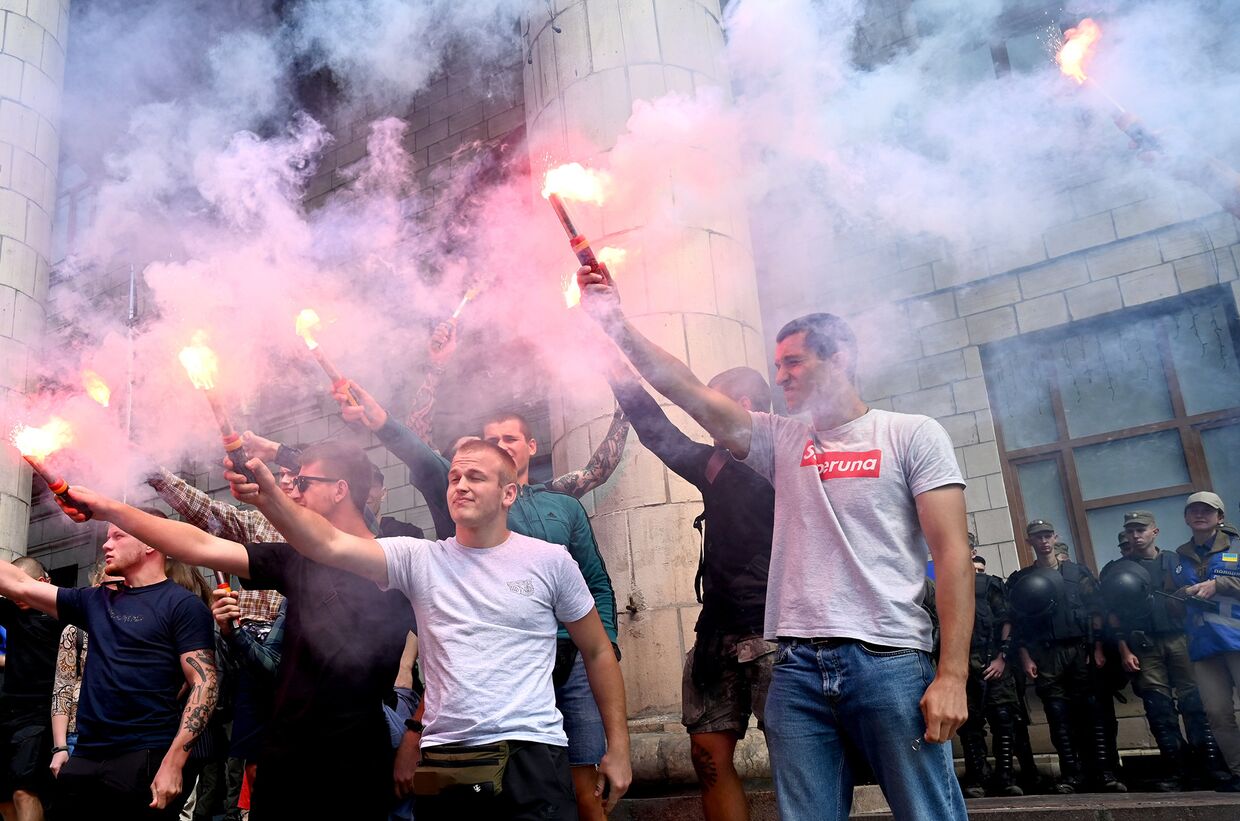 Участники акции протеста у здания государственного комитета по телевидению и радиовещанию Украины в Киеве