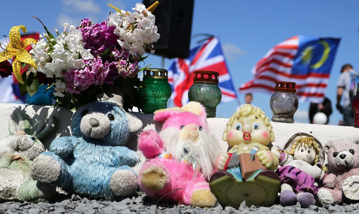 Детские игрушки на мемориальном камне у села Грабово в Донецкой области, в память о погибших в катастрофе рейса MH17