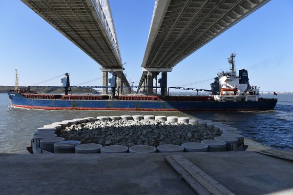 Строительство железнодорожной части Крымского моста Строительство железнодорожной части Крымского моста