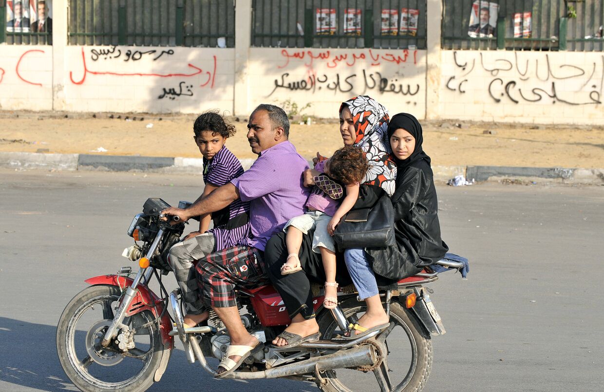 Семья едет на мотоцикле, Египет