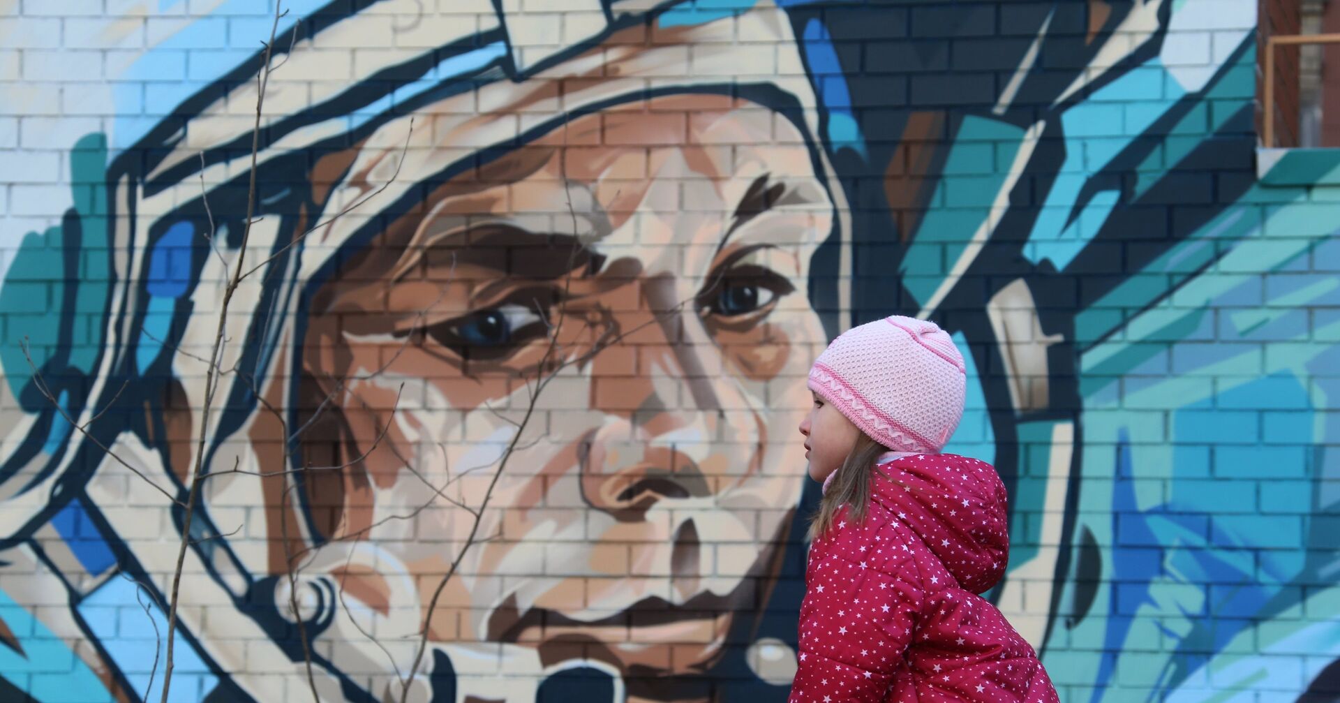 Граффити с изображением космонавта Юрия Гагарина на здании на Аллее Космонавтов в Москве - ИноСМИ, 1920, 12.04.2021