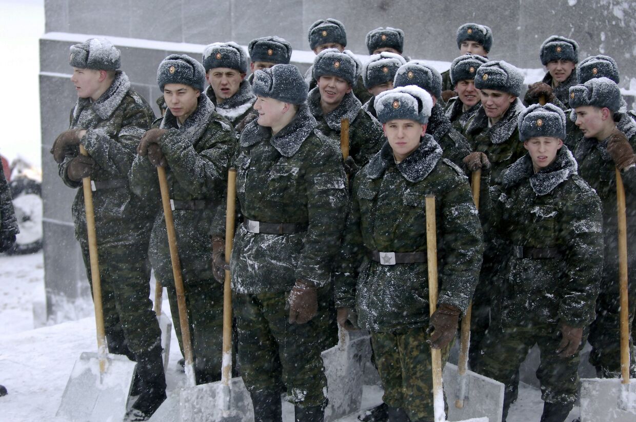 Военнослужащие срочной службы перед уборкой снега на Пискаревском мемориальном кладбище