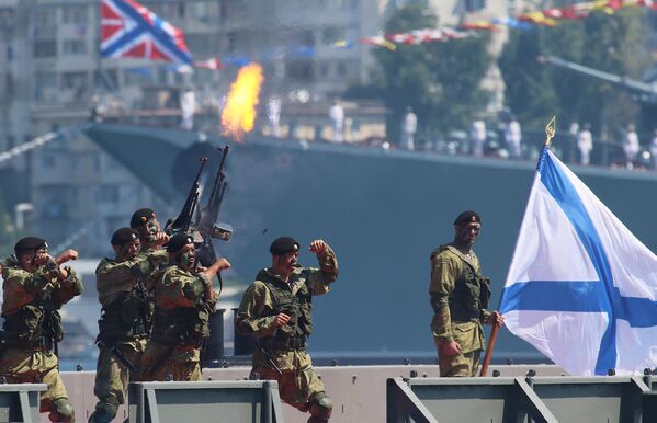 Российские морские пехотинцы во время показательных выступлений в порту Севастополя