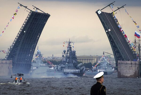 Военные корабли на Главном военно-морском параде по случаю Дня Военно-морского флота