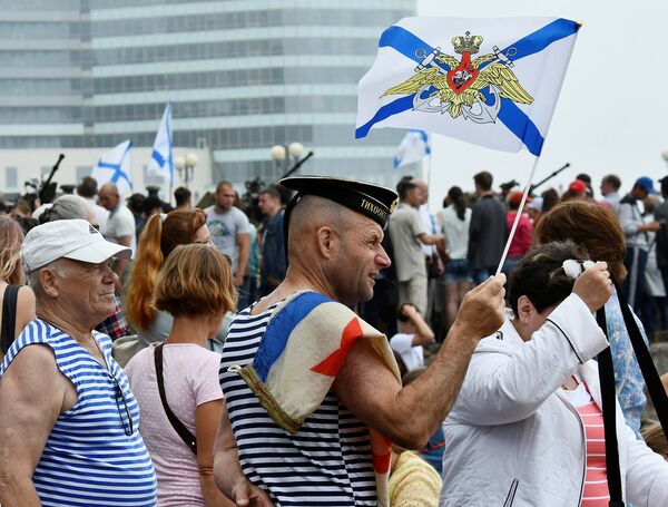 Зрители военно-морского парада во Владивостоке