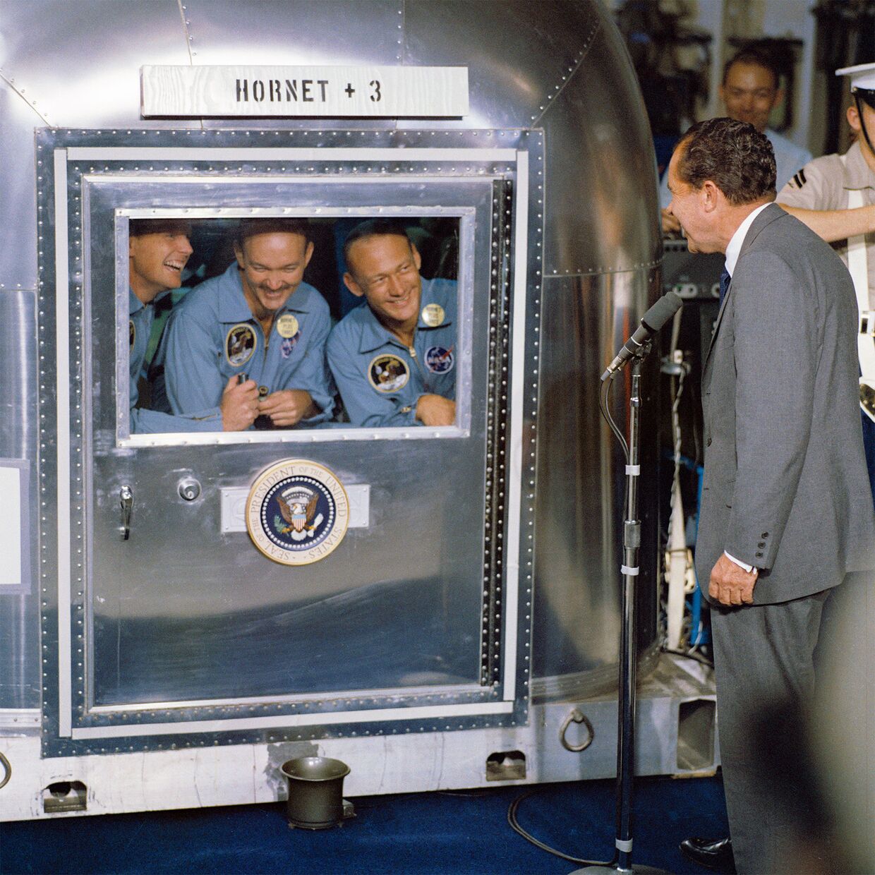 Президент Никсон приветствует астронавтов «Аполлона-11» на борту американского корабля «Хорнет»