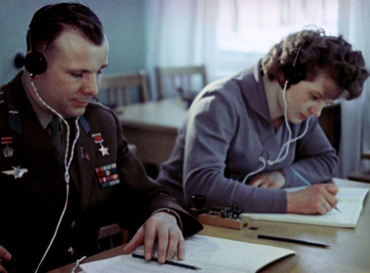 Юрий Гагарин и Валентина Терешкова на занятиях в радиоклассе