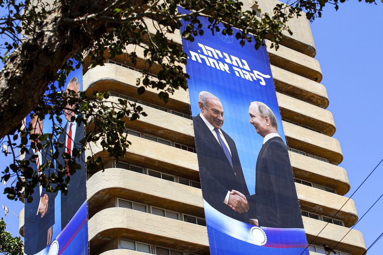 Изображение премьер-министра Израиля Биньямина Нетаньяху, пожимающего руку президенту России Владимиру Путину в Тель-Авиве, Израиль