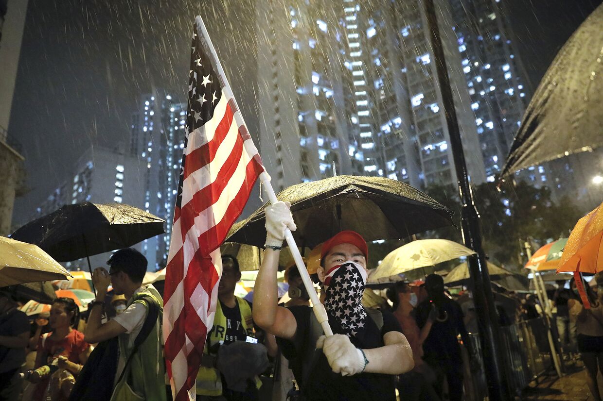Участники акции протеста у полицейского участка Квай Чунг в Гонконге