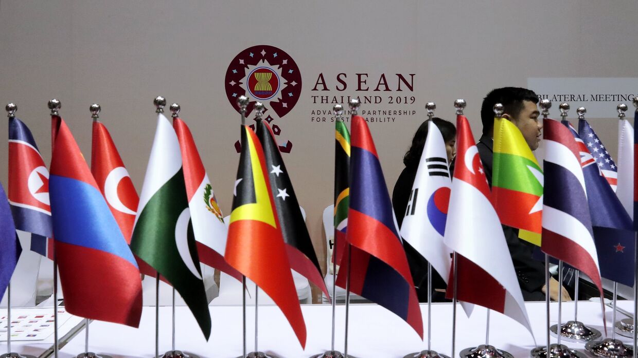 Флажки стран-участниц встречи министров иностранных дел Россия-АСЕАН в Бангкокском конгресс-центре