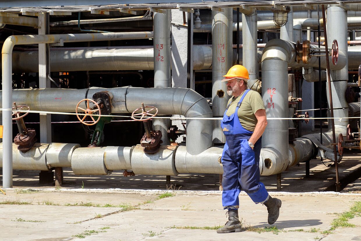 Рабочий на Шебелинском газоперерабатывающем заводе национальной нефтегазовой компании Нафтогаз Украины вблизи Харькова