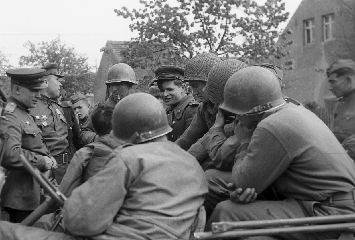 Советские и американские войска во время встречи на Эльбе
