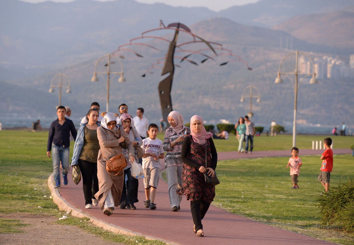 Жители Измира прогуливаются по городу