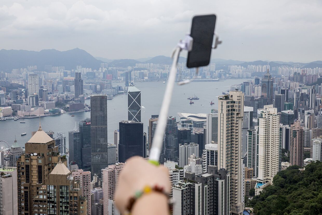 Туристы делают селфи с видом на Гонконг
