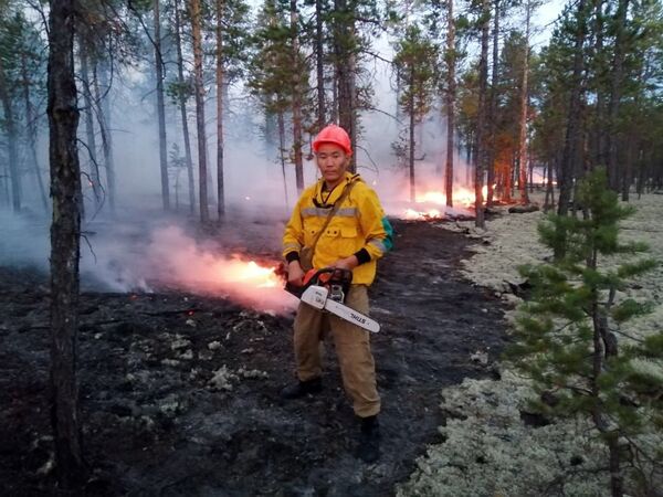 Сотрудники министерства охраны природы Якутии борются с природными пожарами