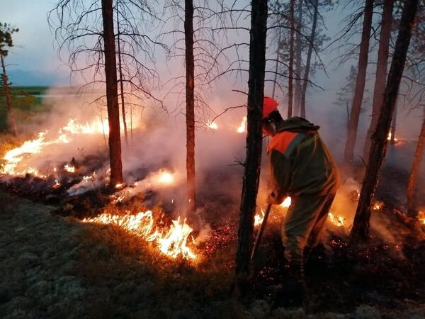 Сотрудники министерства охраны природы Якутии борются с природными пожарами в Якутии