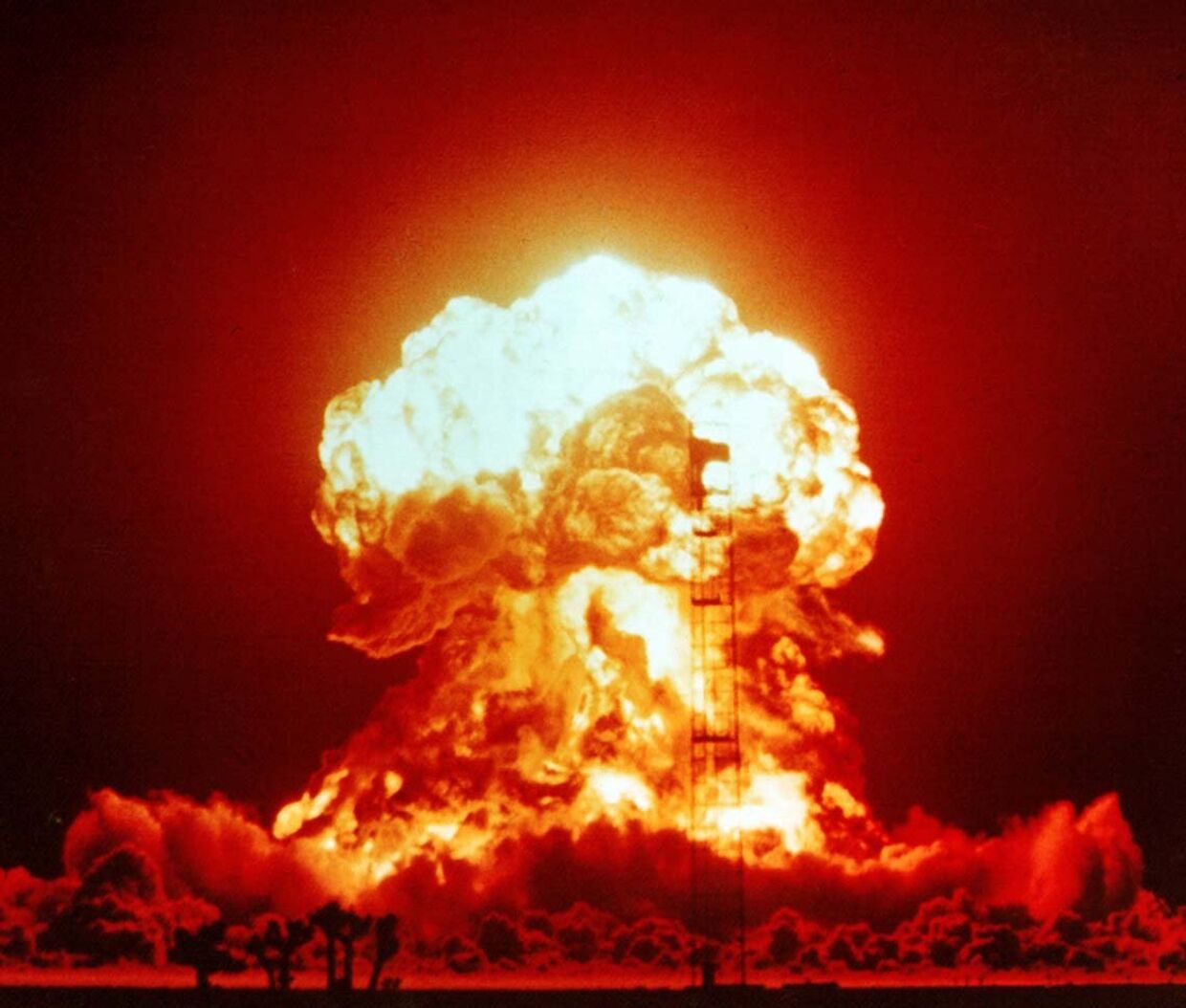 Взрыв однофазной ядерной бомбы мощностью 23 кт