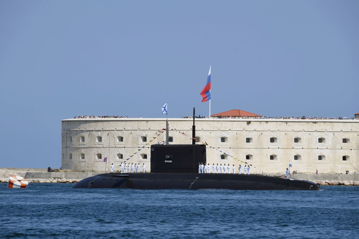 Дизель-электрическая подводная лодка Новороссийск проекта Варшавянка у Севастопольской крепости