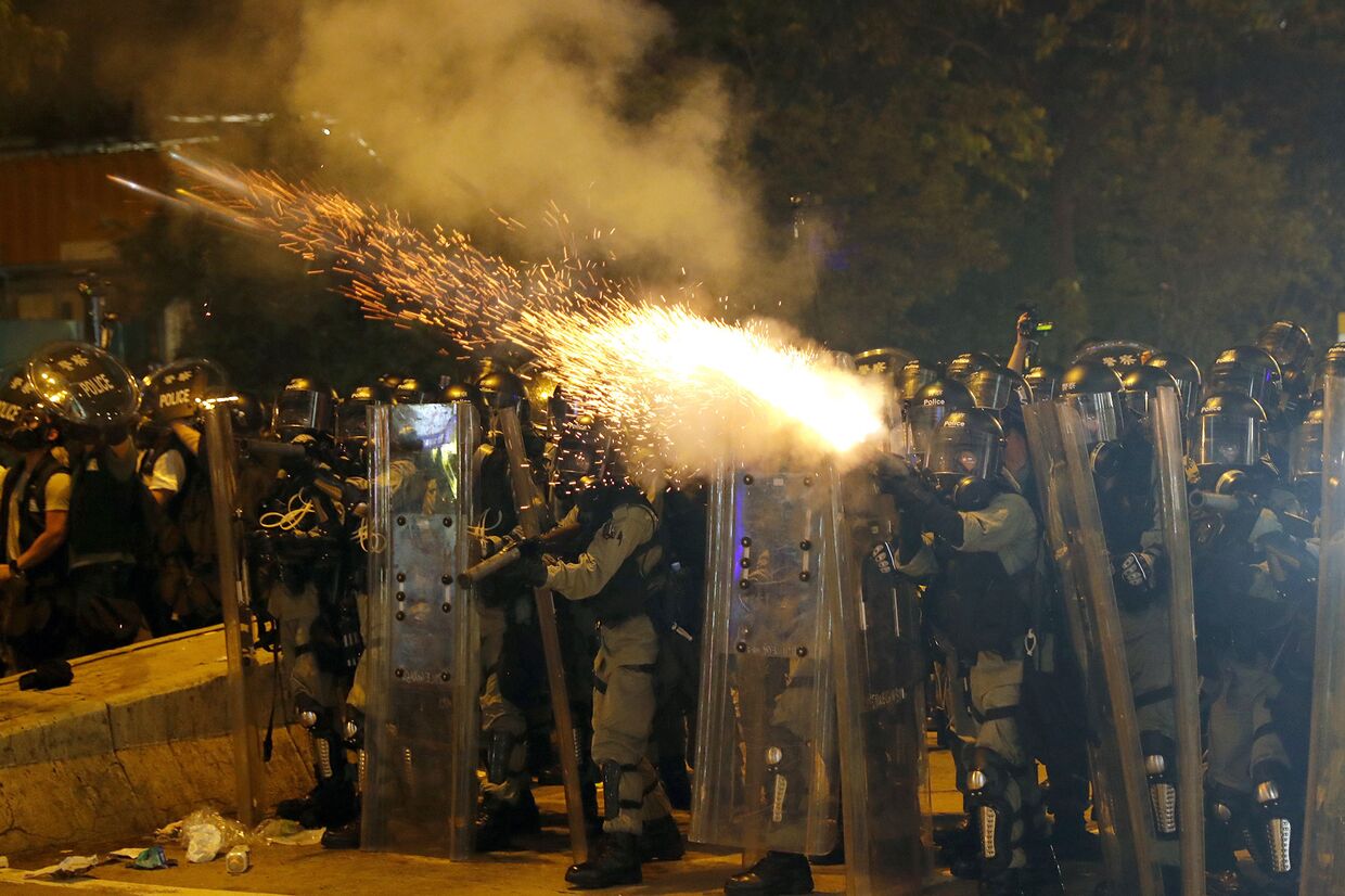 Полиция применяет слезоточивый газ против протестующих в Гонконге