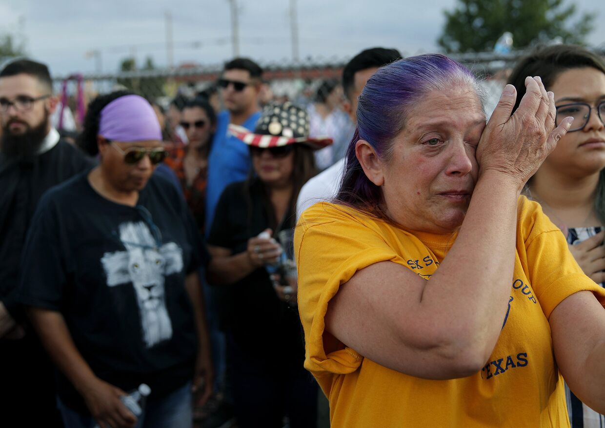 Участники траурной церемонии по жертвам массовой стрельбы торговом комплексе в Эль-Пасо