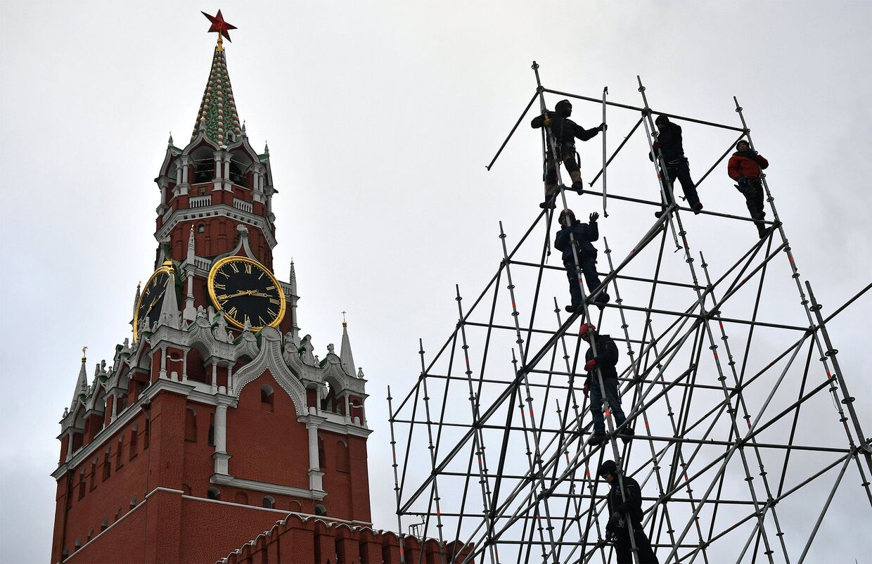 Монтаж металлической конструкции на Васильевском спуске в Москве